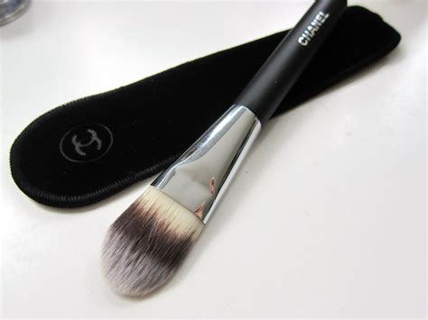 chanel foundation brush review.